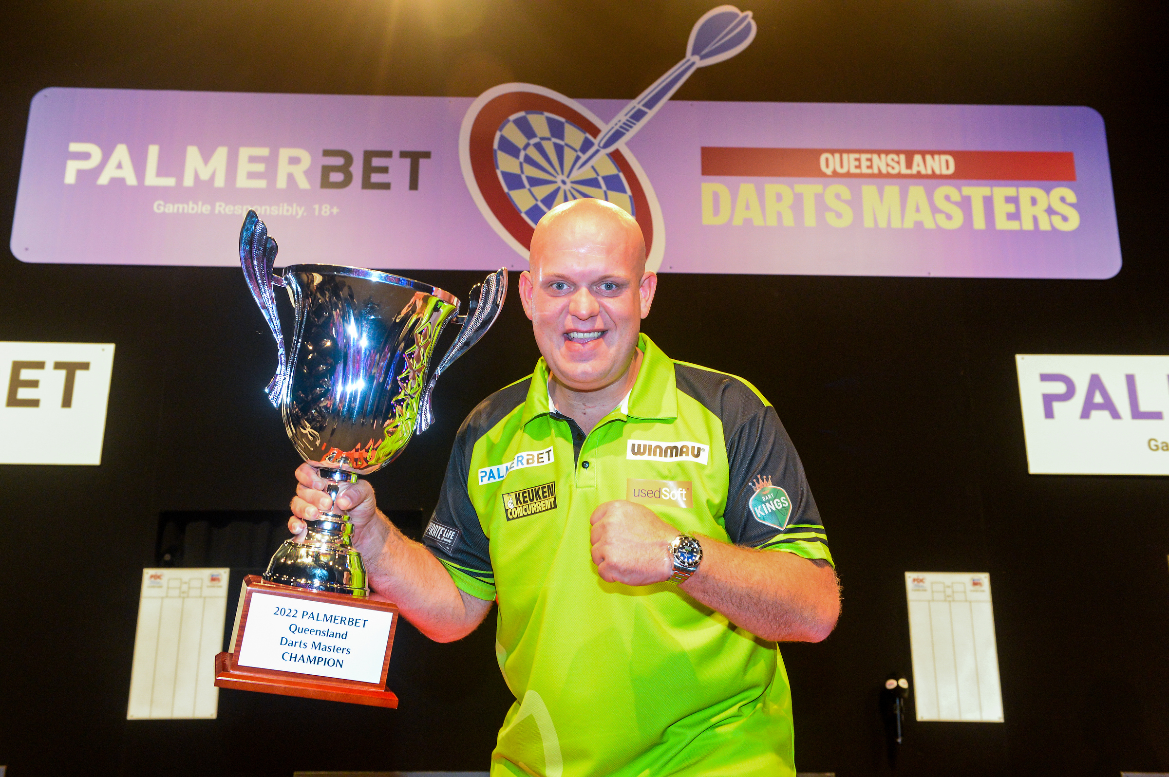 MVG con el trofeo de campeón